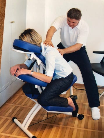 mobile massage am speziellen Massage-Therapie-Stuhl